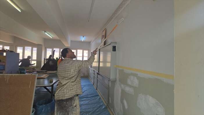 sehit-babasi-oglunun-hayri-icin-iki-okulu-boyadi