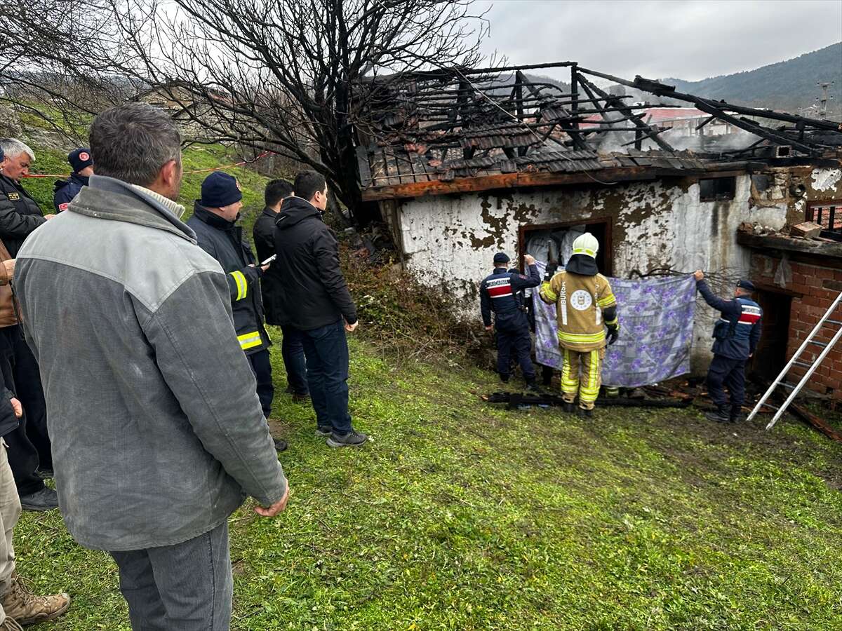 yasli-cift-evlerinde-cikan-yanginda-can-verdi