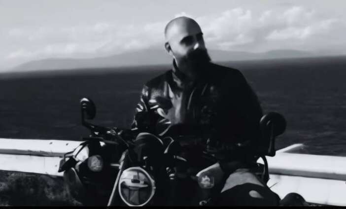 31-yasindaki-gencten-geriye-hurdaya-donmus-motosikleti-ve-ayakkabilari-kaldi