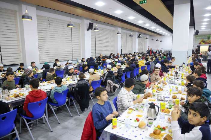 baskan-kavus-hafizlik-talebeleriyle-sahur-yapti