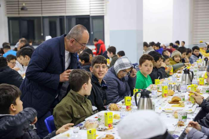 baskan-kavus-hafizlik-talebeleriyle-sahur-yapti