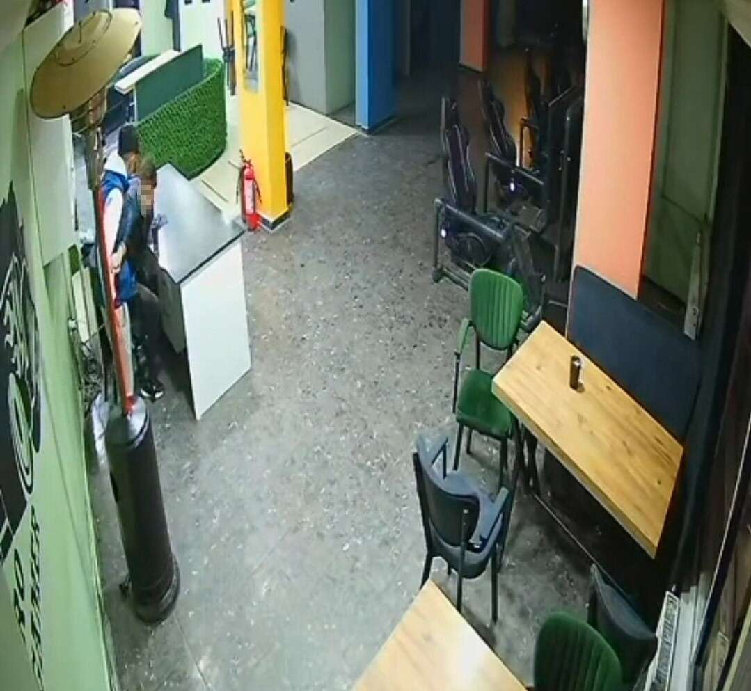 internet-kafede-dehset-17-yasindaki-genc-yasitini-defalarca-bicakladi