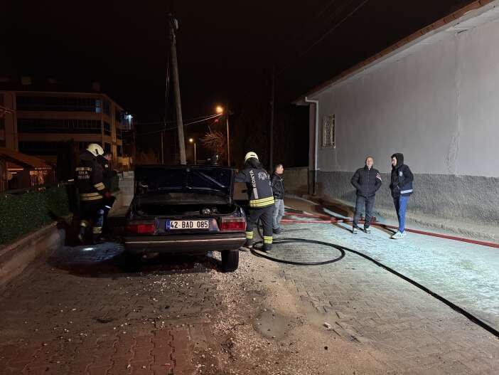 konyada-park-halindeki-otomobil-alev-topuna-dondu