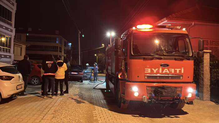 konyada-park-halindeki-otomobil-alev-topuna-dondu