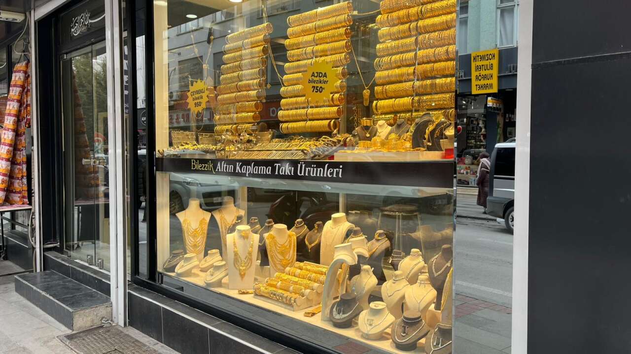 londrada-altin-kaplama-magazasi-soyulan-konyali-haber-dairesine-konustu