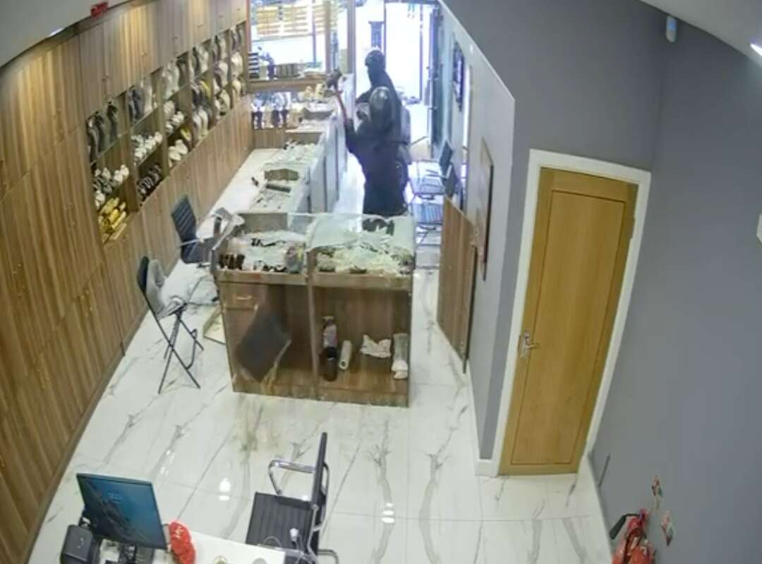 londrada-altin-kaplama-magazasi-soyulan-konyali-haber-dairesine-konustu