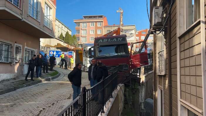 kayan-kamyonu-durdurmaya-calisan-sofor-oldu