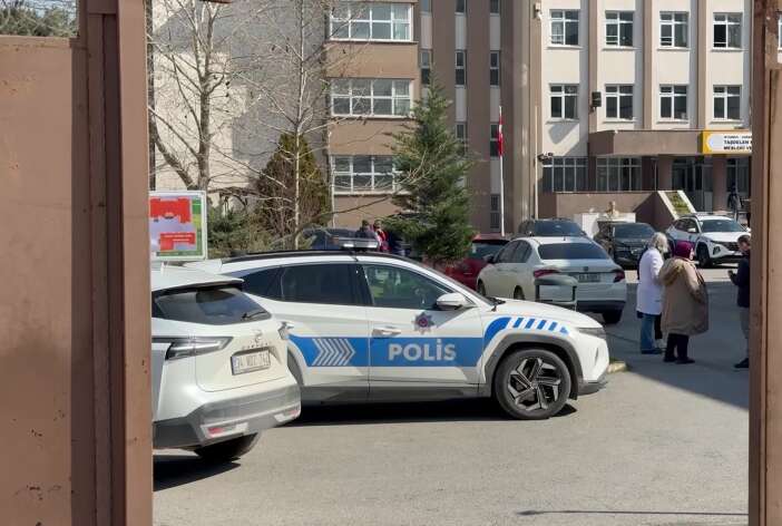 lise-ogrencisi-2-ogretmen-ve-bir-ogrenciyi-bicakladi-durumlari-agir