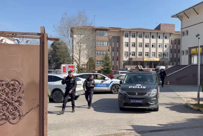 lise-ogrencisi-2-ogretmen-ve-bir-ogrenciyi-bicakladi-durumlari-agir