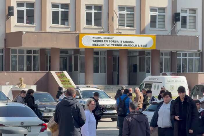 lise-ogrencisi-2-ogretmen-ve-bir-ogrenciyi-bicakladi-durumlari-agir