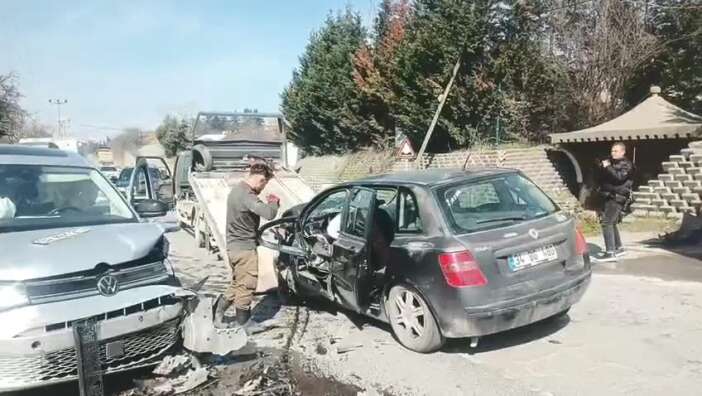 otomobille-hafif-ticari-arac-kafa-kafaya-carpisti-ali-kahveci-oldu