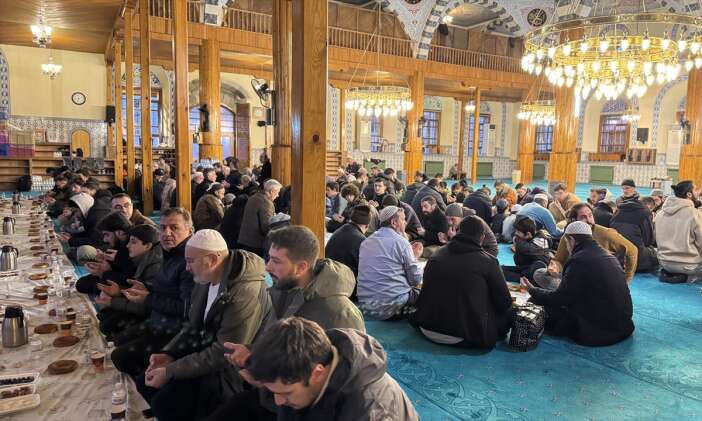 konyadaki-kapu-camisi-her-ramazan-binlerce-kisiyi-ayni-sofrada-birlestiriyor