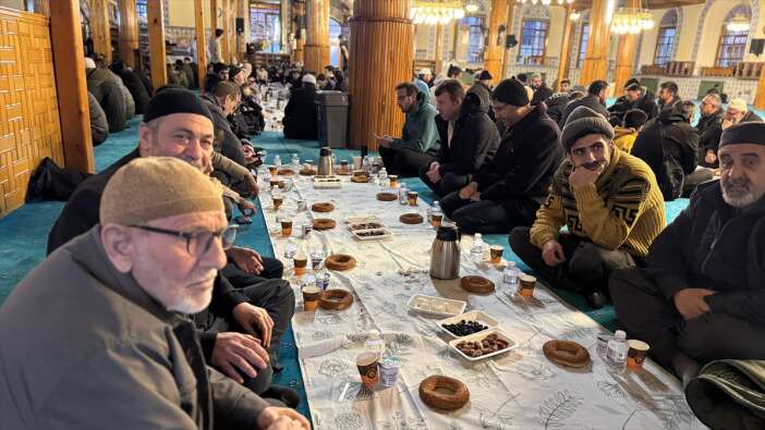 konyadaki-kapu-camisi-her-ramazan-binlerce-kisiyi-ayni-sofrada-birlestiriyor