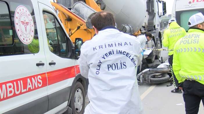 uzerinden-beton-mikseri-gecen-motosikletli-genc-hayatini-kaybetti