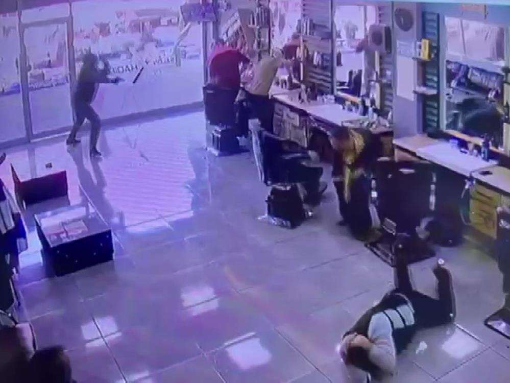 berberde-silahli-saldiri-kapusonlu-supheli-boyle-sikti-koltuk-olumden-kurtardi