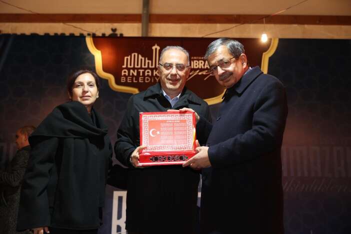 konyanin-ayaga-kaldirdigi-caminin-meydaninda-ramazan-coskusu