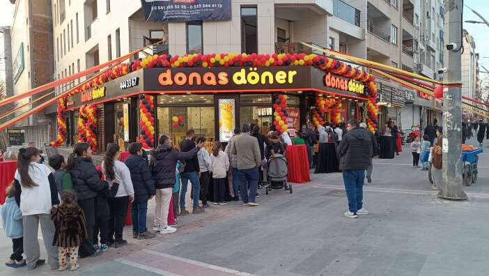 yeni-acilan-donerciden-bin-kisiye-ucretsiz-iftar