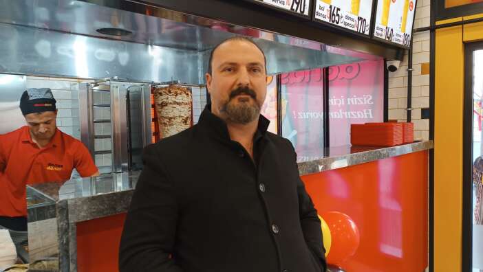 yeni-acilan-donerciden-bin-kisiye-ucretsiz-iftar