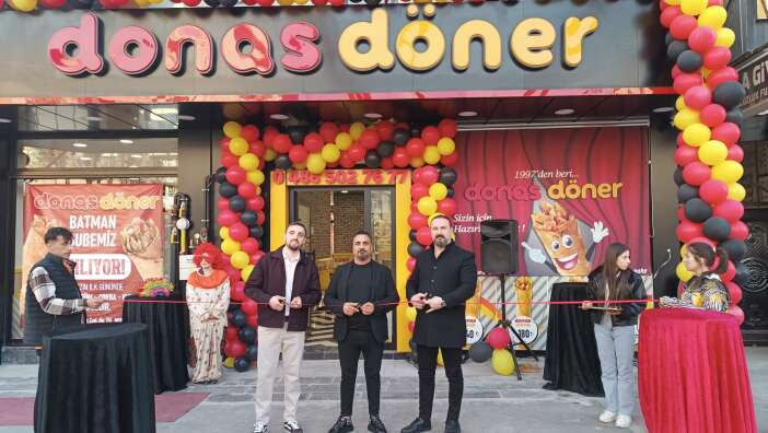 yeni-acilan-donerciden-bin-kisiye-ucretsiz-iftar