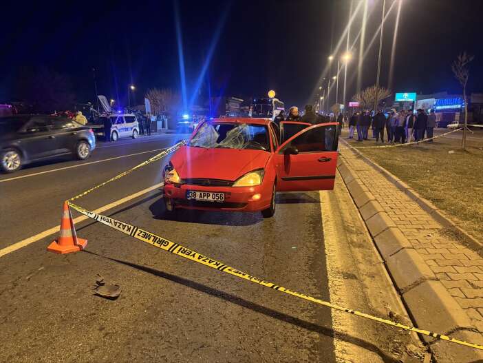 yolun-karsisina-gecmek-isteyen-kadin-hayatini-kaybetti