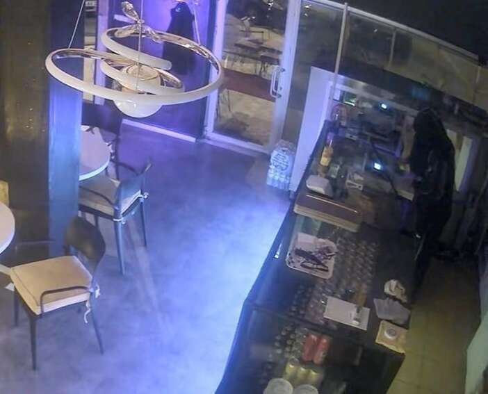 hirsizlik-icin-girdigi-kafede-6-gun-kaldi-yemek-yedi-tv-izledi