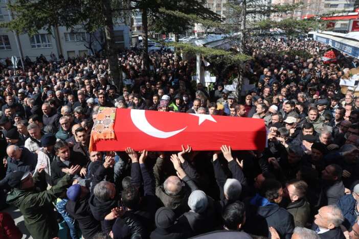 olumu-turkiyeyi-yasa-bogdu-konyada-taziyeleri-kabul-eden-amca-onu-anlatti