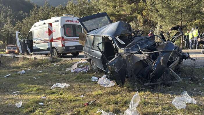 otomobil-kamyonla-carpisti-hastane-personeli-ve-esi-oldu