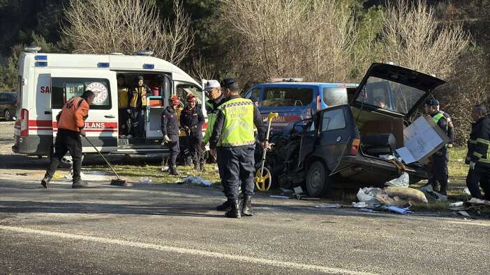 otomobil-kamyonla-carpisti-hastane-personeli-ve-esi-oldu