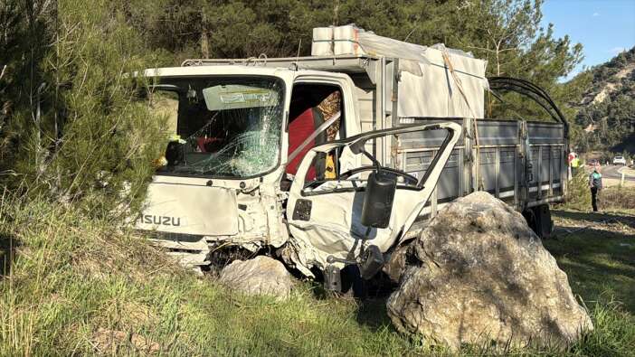 otomobil-kamyonla-carpisti-hastane-personeli-ve-esi-oldu