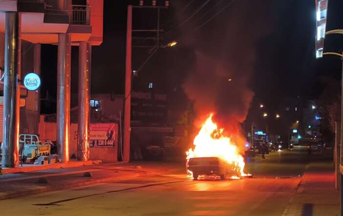 seyir-halindeki-tofas-alev-topuna-dondu-icindeki-aile-son-anda-kurtuldu