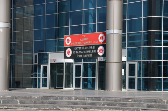 yaptirmadigi-dis-tedavisi-icin-evi-ve-arabasina-haciz-geldi