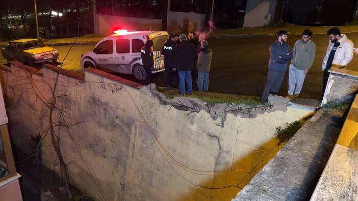 kontrolden-cikan-otomobil-8-metre-yukseklikten-bina-bosluguna-dustu