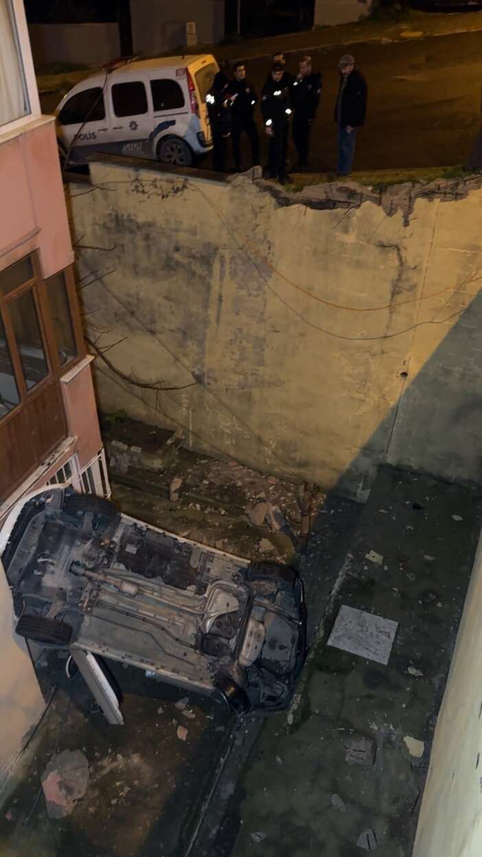 kontrolden-cikan-otomobil-8-metre-yukseklikten-bina-bosluguna-dustu