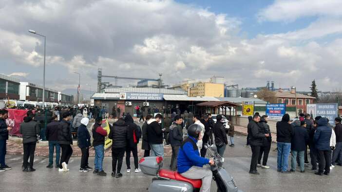 konya-plaka-basim-atolyesinde-mesai-degisti-iste-hafta-sonu-calisma-saatleri