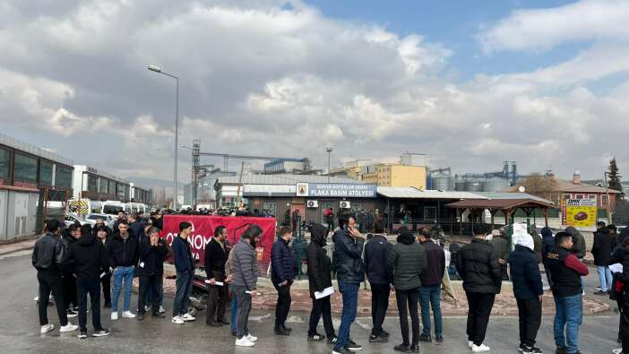 konya-plaka-basim-atolyesinde-mesai-degisti-iste-hafta-sonu-calisma-saatleri