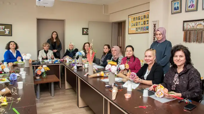 selcuk-universitesinin-cicekleri-ciceklendi