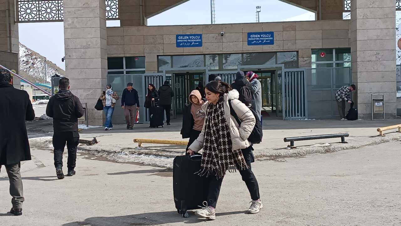 turkiyedeki-iranlilar-savas-nedeniyle-memleketine-donuyor