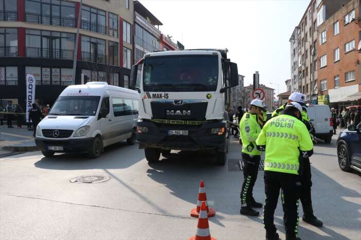 yolun-karsisina-gecmeye-calisan-hasan-unal-kamyonunun-altinda-kaldi