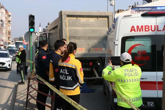 yolun-karsisina-gecmeye-calisan-hasan-unal-kamyonunun-altinda-kaldi