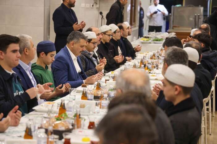 icisleri-bakani-mustafa-ciftci-konyada-hafizlik-yaptigi-kuran-kursunda-sahur-yapti