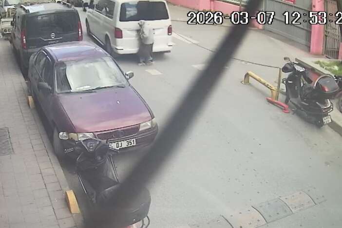 karsiya-gecmeye-calisan-kadin-minibusun-altinda-kaldi