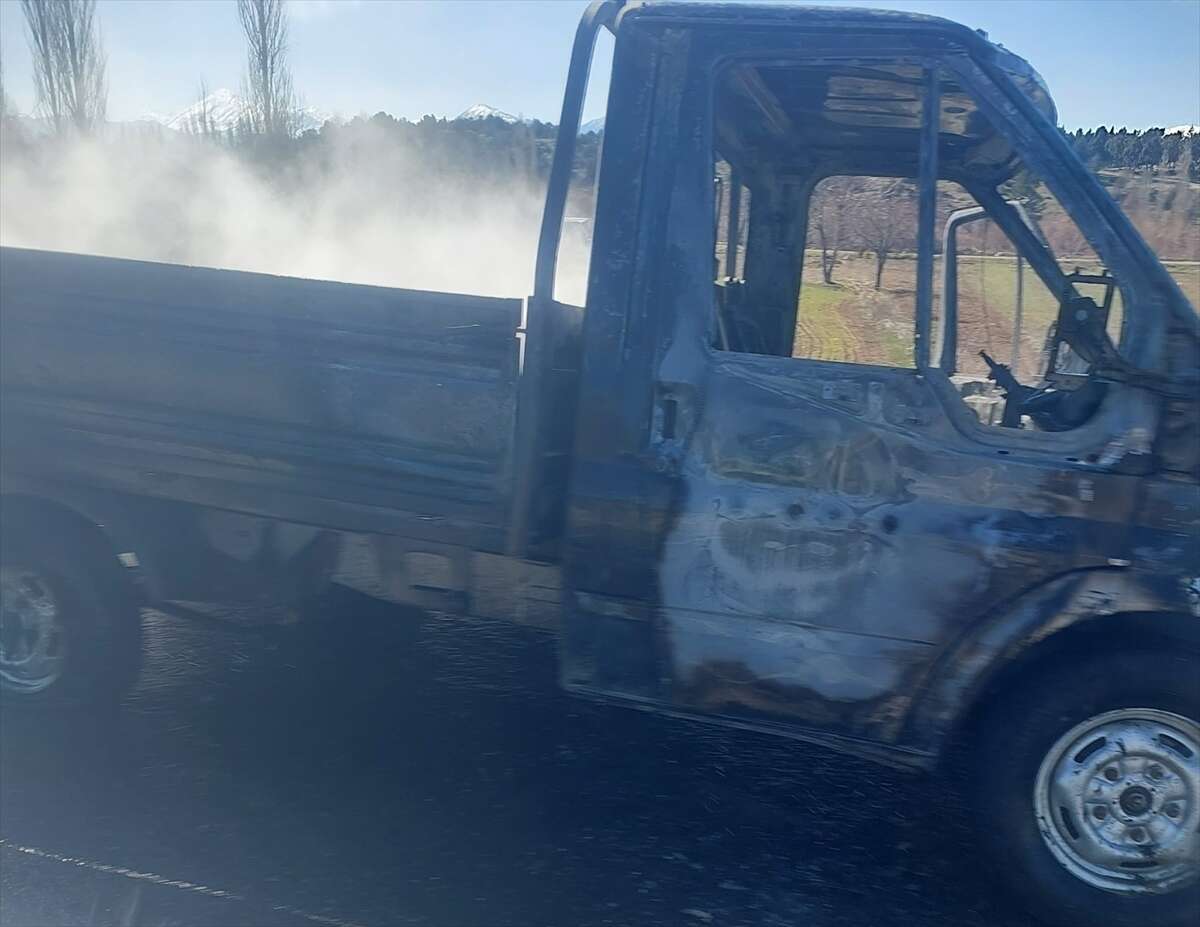 konyada-hareket-halindeki-kamyonet-alev-alev-yandi