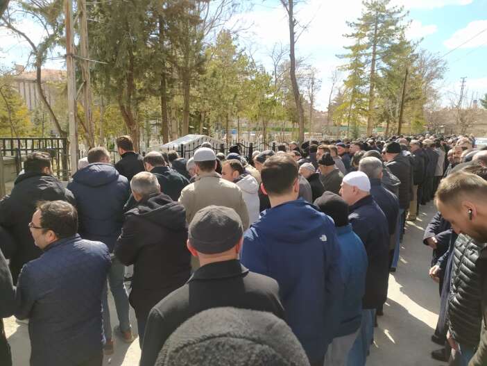 konyali-gazeteci-ahmet-akbiyik-babasini-topraga-verdi