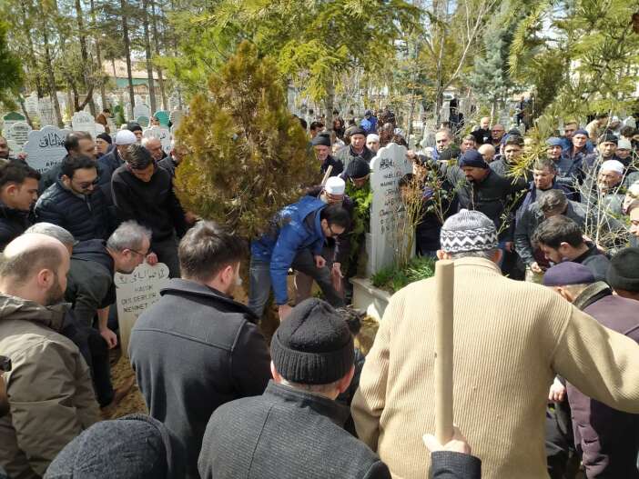 konyali-gazeteci-ahmet-akbiyik-babasini-topraga-verdi