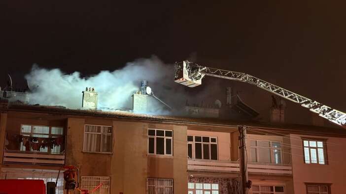 konyanin-merkezinde-3-katli-bir-apartmanda-yangin-panigi