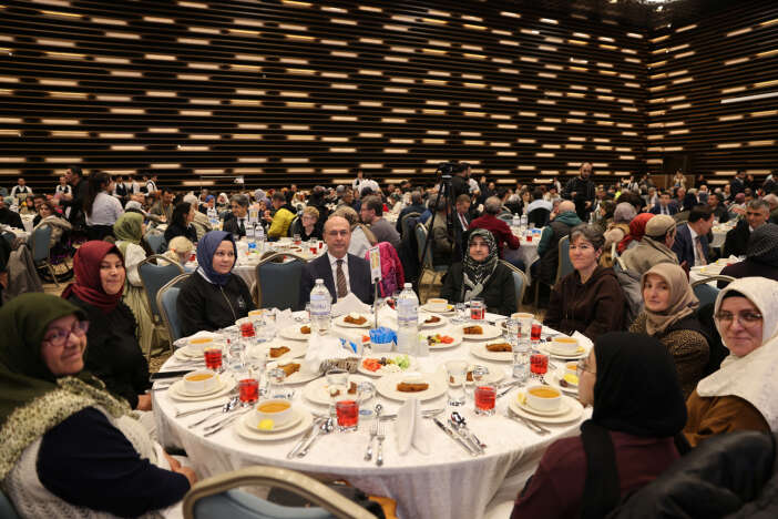 baskan-pekyatirmaci-ramazanin-bereketini-konyalilarla-paylasiyor