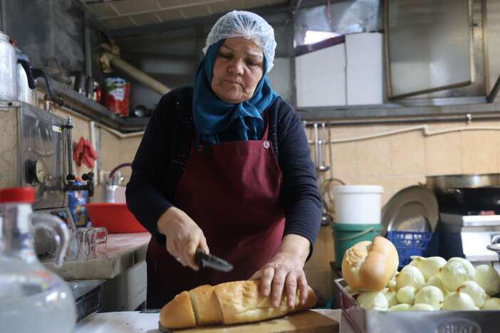 emekli-sema-ogretmen-konyada-kimsesizlerin-annesi-oldu