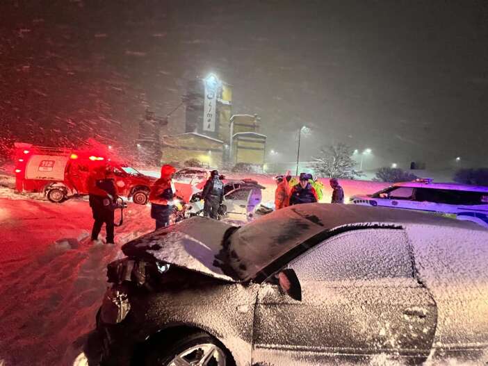 iki-otomobil-kafa-kafaya-carpisti-2si-cocuk-7-yarali