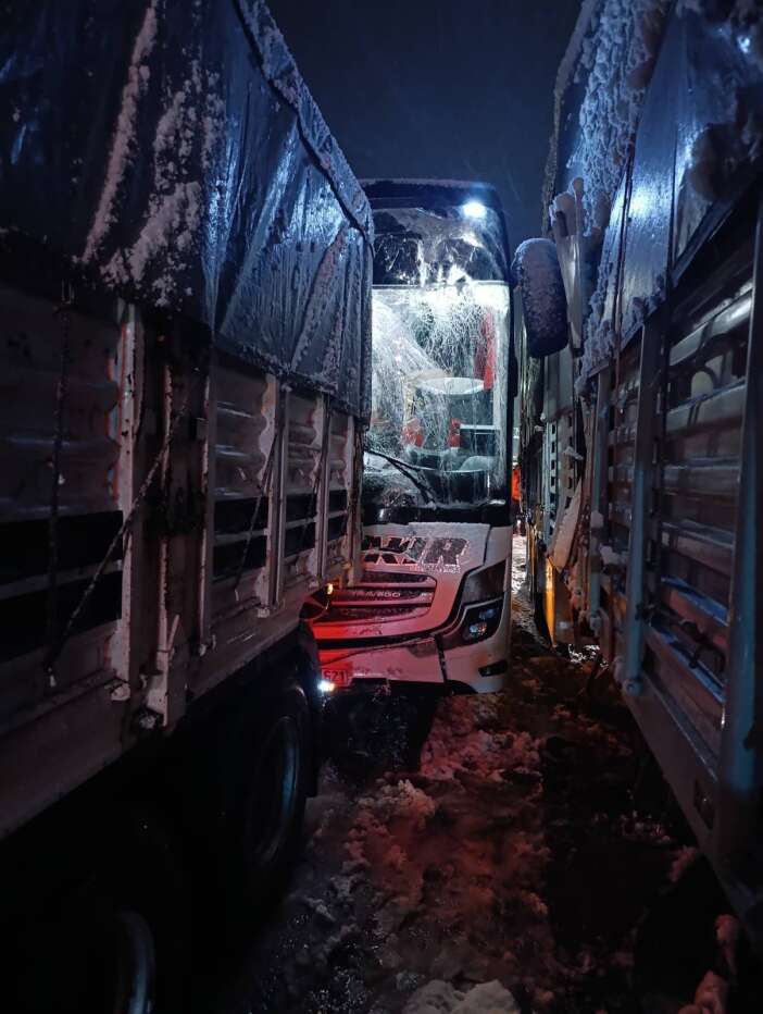 yolcu-otobusu-tira-carpti-cok-sayida-yarali-var