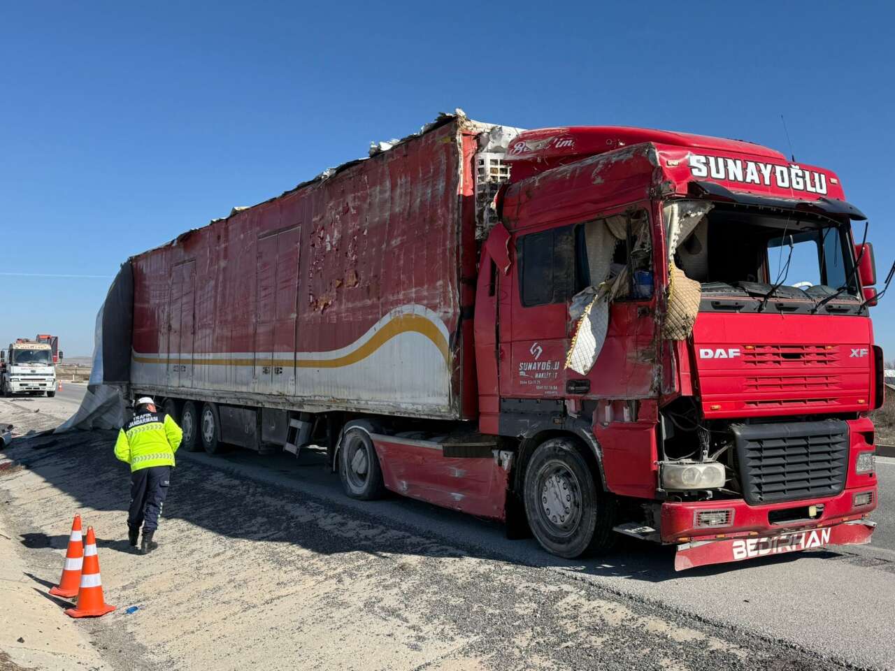 kontrolden-cikan-tir-devrildi-facia-ucuz-atlatildi-hasar-buyuk